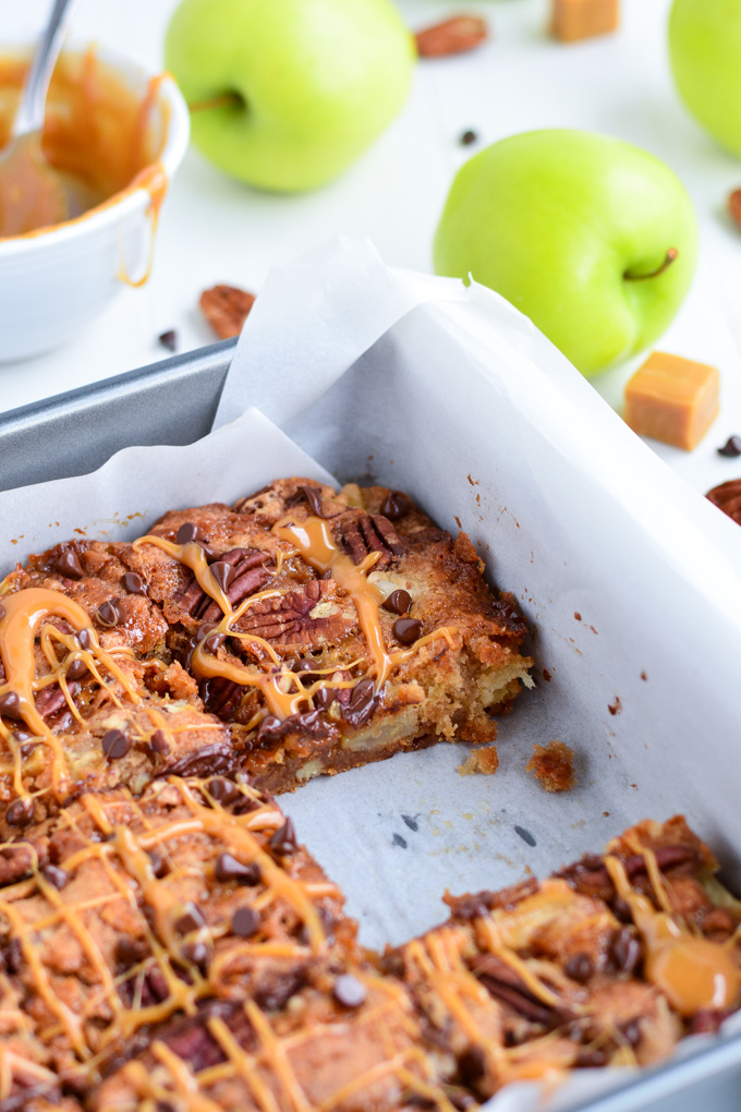 Delicious and Stunning Caramel Apple Blondies! Melanie from Garnish and Glaze has outdone herself with this yummy dessert recipe. {The Love Nerds Apple Series}