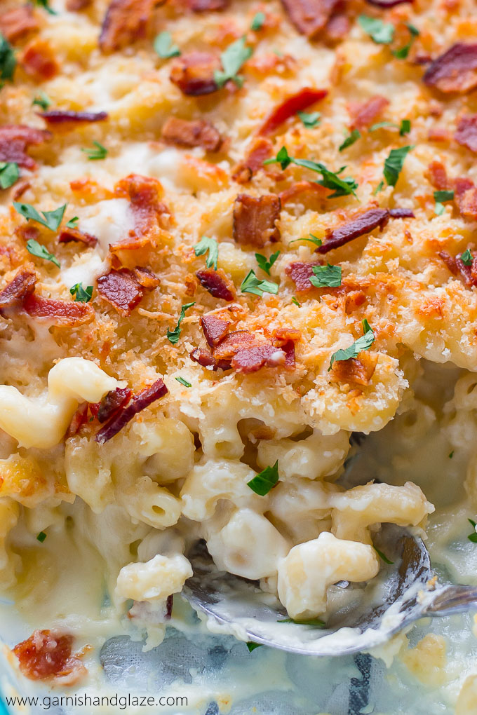 A close up of mac & cheese topped with bacon and panko crumbs.
