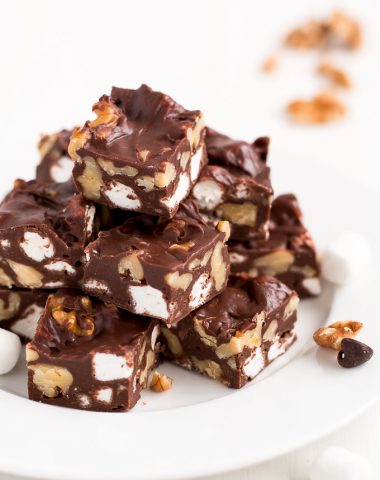 No one will ever guess that this gorgeous yummy Rocky Road Fudge took you just 5 minutes to throw together.