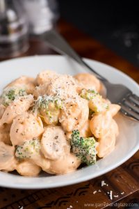 Enjoy a dinner date at home with this creamy PASTA CON BROCCOLI that comes together in less than 30 minutes!