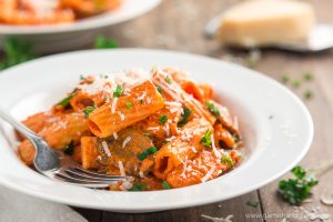 Serve a restaurant quality meal at home and robe your pasta, chicken, and mushrooms in a flavorful creamy roasted red pepper sauce. This Copycat Roasted Red Pepper Pasta Brio will soon be a family favorite!