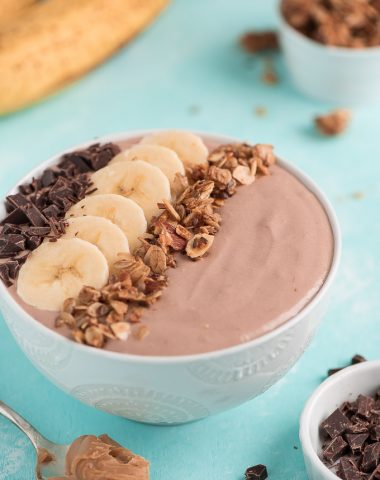 Start your day with a CHOCOLATE PEANUT BUTTER SMOOTHIE BOWL that is high in protein and super delicious.