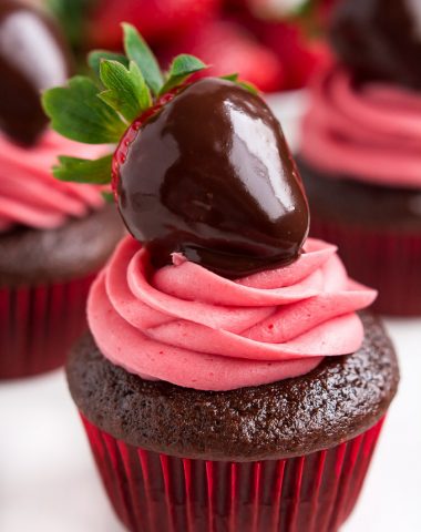 Everyone could use a little more chocolate in their life. Enjoy it with fresh fruit in these delectable CHOCOLATE DIPPED STRAWBERRY CUPCAKES!