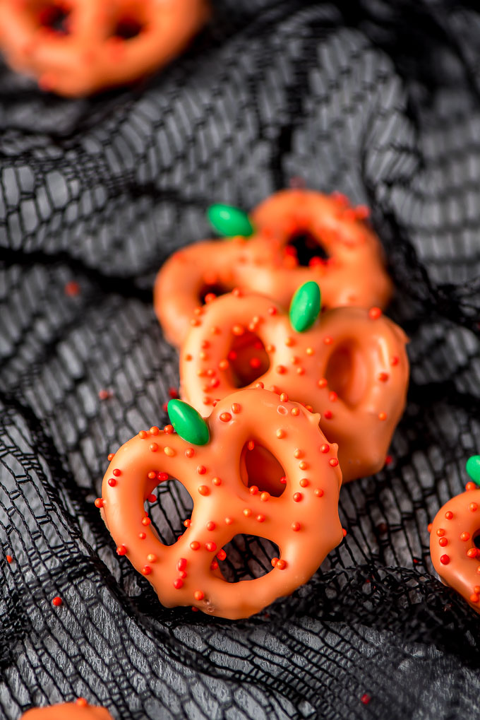 Halloween Chocolate Covered Pretzels are an easy treat to make and enjoy with the kids. Make bats, Frankenstein, mummies, pumpkins, monsters, or all!