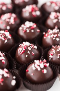 Spread the holiday cheer to those you love with a plate full of these super easy and delicious rich chocolate Peppermint Chocolate Oreo Truffles.