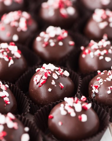Spread the holiday cheer to those you love with a plate full of these super easy and delicious rich chocolate Peppermint Chocolate Oreo Truffles.