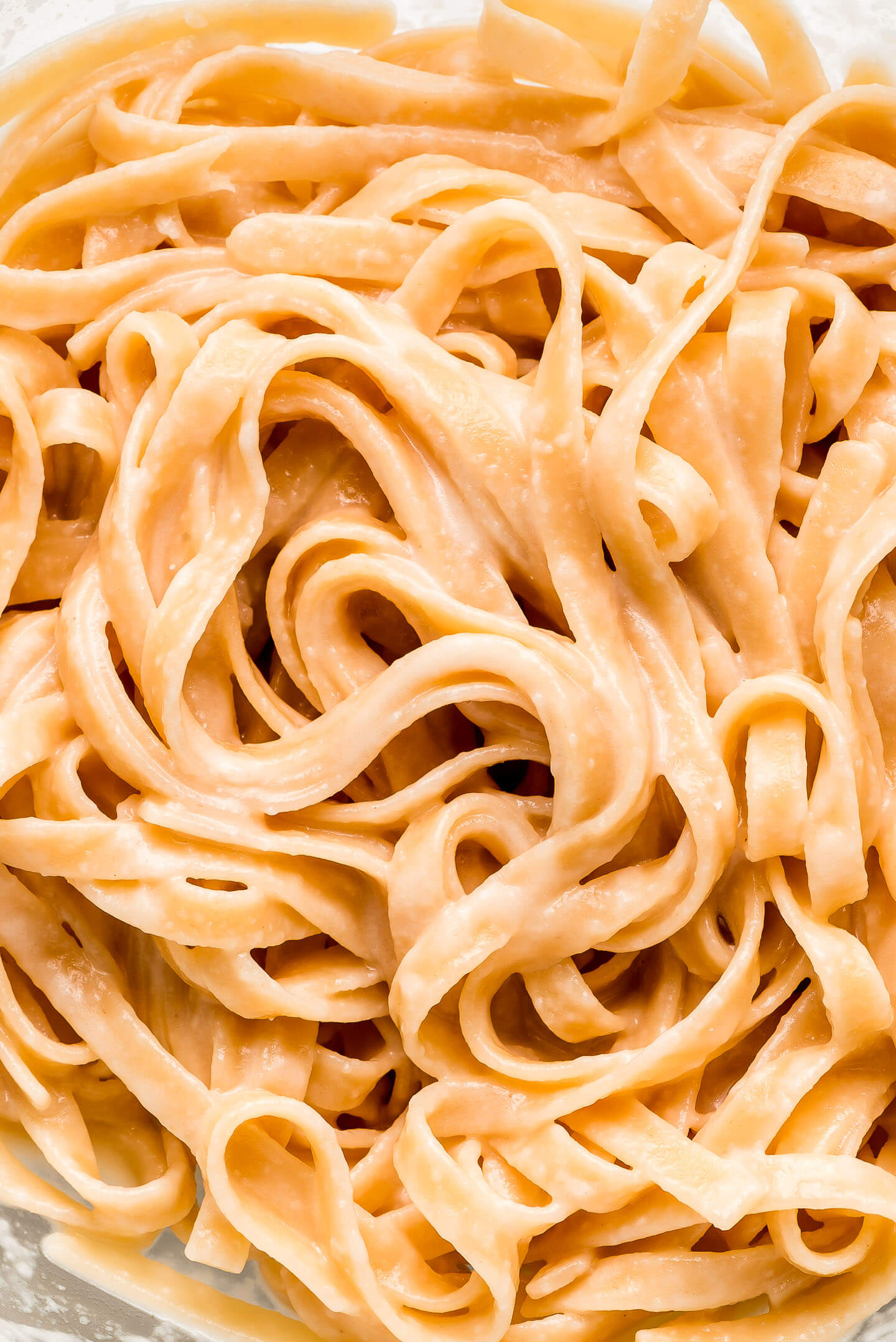 Close up shot of fettuccini alfredo noodles.
